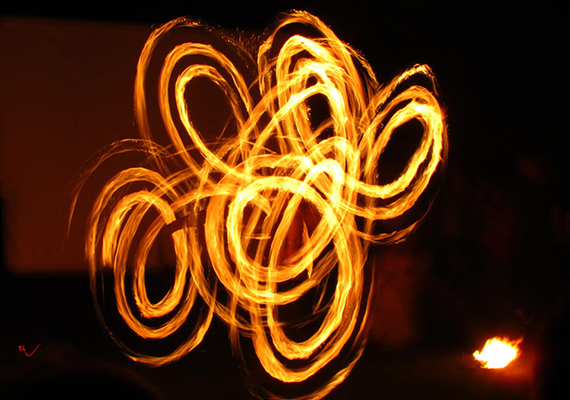 Feuershow, die durch ihre bestechende Dynamik und faszinierende Akrobatikelemente überzeugt. <br>
Als Highlight für Messen, Firmenevents und Stadtfeste, sowie als ergänzendes Rahmenprogramm bei Konzerten und Musikfestivals.