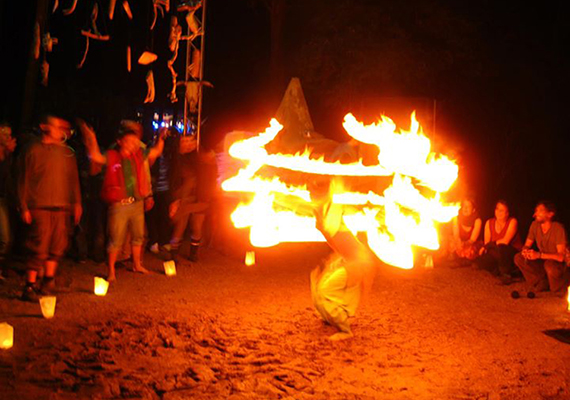 Feuershow, die durch ihre bestechende Dynamik und faszinierende Akrobatikelemente überzeugt. <br>
Als Highlight für Messen, Firmenevents und Stadtfeste, sowie als ergänzendes Rahmenprogramm bei Konzerten und Musikfestivals.