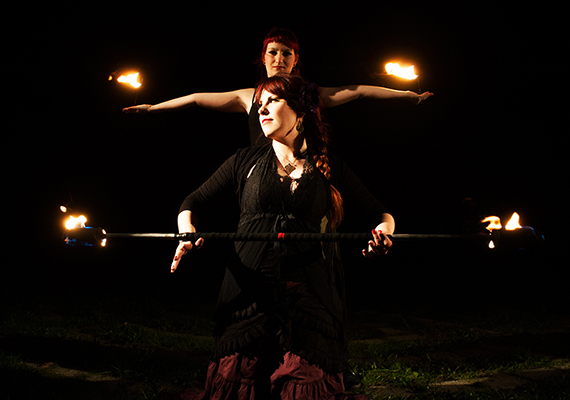 Feuershow, die durch ihre bestechende Dynamik und faszinierende Akrobatikelemente überzeugt. <br>
Als Highlight für Messen, Firmenevents und Stadtfeste, sowie als ergänzendes Rahmenprogramm bei Konzerten und Musikfestivals.