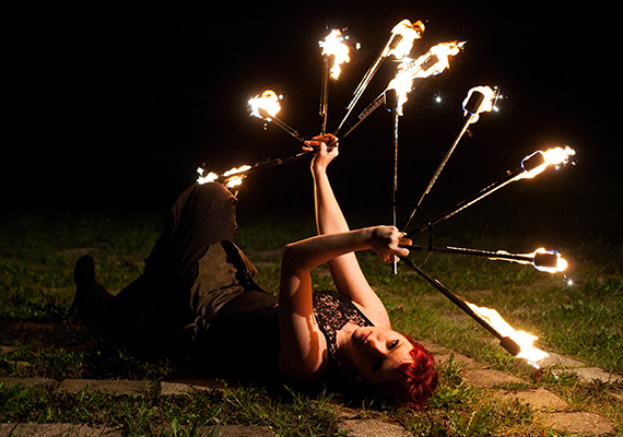 In eleganten Kostümen vereint dieses Programm tänzerische Grazie und akrobatische Feuerkunst. Mit diesem Auftritt wird jedem feierlichen Event, wie Hochzeiten und Geburtstage eine ganz besondere Erinnerung geschenkt.
