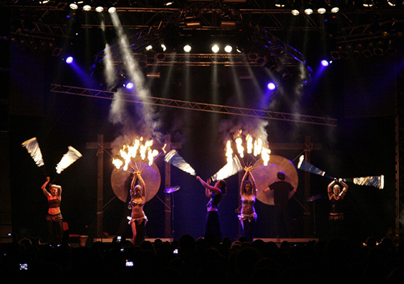 Feuershow, die durch ihre bestechende Dynamik und faszinierende Akrobatikelemente überzeugt. <br>
Als Highlight für Messen, Firmenevents und Stadtfeste, sowie als ergänzendes Rahmenprogramm bei Konzerten und Musikfestivals.