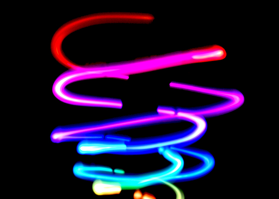 Bunte Leuchtbälle ziehen geomterische Figuren durch die Nacht.<br>
Verzaubern Sie ihr Event mit einer eindrucksvollen LED-Show.