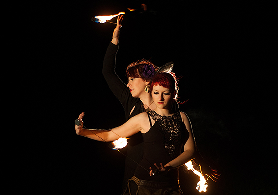 In eleganten Kostümen vereint dieses Programm tänzerische Grazie und akrobatische Feuerkunst. Mit diesem Auftritt wird jedem feierlichen Event, wie Hochzeiten und Geburtstage eine ganz besondere Erinnerung geschenkt.