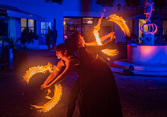 In eleganten Kostümen vereint dieses Programm tänzerische Grazie und akrobatische Feuerkunst. Mit diesem Auftritt wird jedem feierlichen Event, wie Hochzeiten und Geburtstage eine ganz besondere Erinnerung geschenkt.