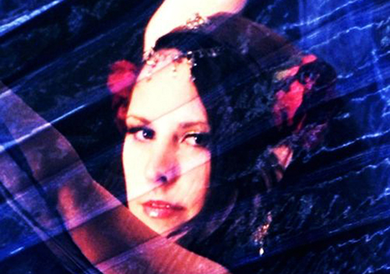 Mit Tanz, Schauspiel, Schattenspiel und Feuerakrobatik wird man in die nordische Legende der Entstehung unserer Welt entführt. Es entsteht ein mystischer Raum, in dem die Emotionen zum Urgrund allen Seins werden.