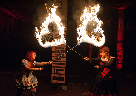 In Schauspiel, Akrobatik und Feuershow werden die einmaligen Kostümierungen in Szene gesetzt und der Zuschauer mit einer märchenhaft grotesken sowie überraschenden Show in Alices Welt entführt.