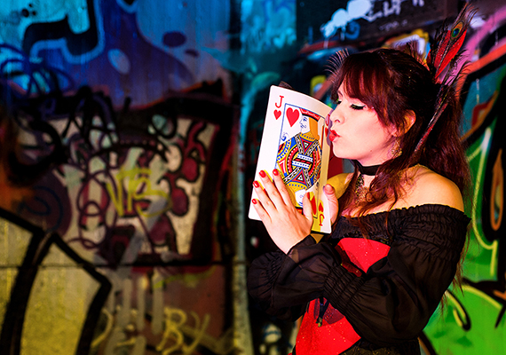 In Schauspiel, Akrobatik und Feuershow werden die einmaligen Kostümierungen in Szene gesetzt und der Zuschauer mit einer märchenhaft grotesken sowie überraschenden Show in Alices Welt entführt.