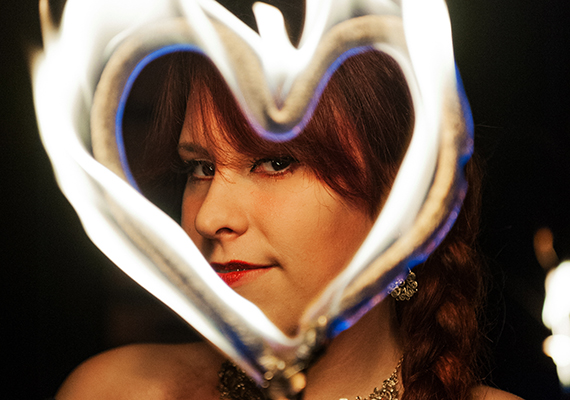 In Schauspiel, Akrobatik und Feuershow werden die einmaligen Kostümierungen in Szene gesetzt und der Zuschauer mit einer märchenhaft grotesken sowie überraschenden Show in Alices Welt entführt.