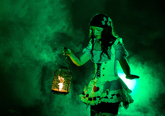 In Schauspiel, Akrobatik und Feuershow werden die einmaligen Kostümierungen in Szene gesetzt und der Zuschauer mit einer märchenhaft grotesken sowie überraschenden Show in Alices Welt entführt.