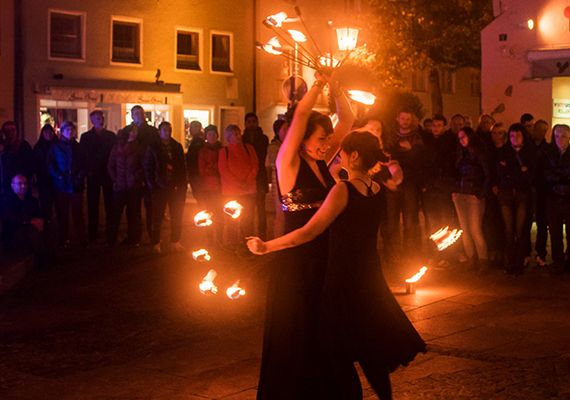 In eleganten Kostümen vereint dieses Programm tänzerische Grazie und akrobatische Feuerkunst. Mit diesem Auftritt wird jedem feierlichen Event, wie Hochzeiten und Geburtstage eine ganz besondere Erinnerung geschenkt.