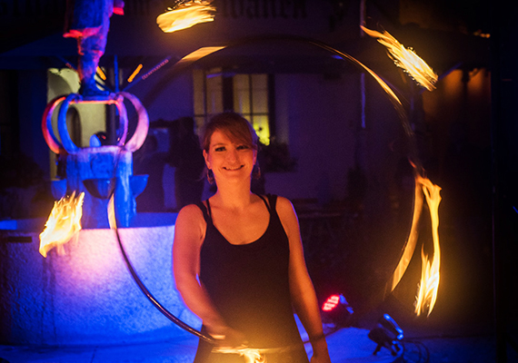 In eleganten Kostümen vereint dieses Programm tänzerische Grazie und akrobatische Feuerkunst. Mit diesem Auftritt wird jedem feierlichen Event, wie Hochzeiten und Geburtstage eine ganz besondere Erinnerung geschenkt.