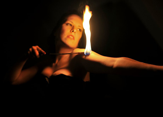 In eleganten Kostümen vereint dieses Programm tänzerische Grazie und akrobatische Feuerkunst. Mit diesem Auftritt wird jedem feierlichen Event, wie Hochzeiten und Geburtstage eine ganz besondere Erinnerung geschenkt.