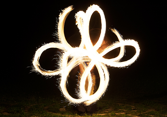 Feuershow, die durch ihre bestechende Dynamik und faszinierende Akrobatikelemente überzeugt. <br>
Als Highlight für Messen, Firmenevents und Stadtfeste, sowie als ergänzendes Rahmenprogramm bei Konzerten und Musikfestivals.