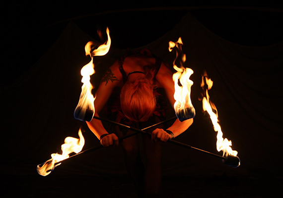 In eleganten Kostümen vereint dieses Programm tänzerische Grazie und akrobatische Feuerkunst. Mit diesem Auftritt wird jedem feierlichen Event, wie Hochzeiten und Geburtstage eine ganz besondere Erinnerung geschenkt.