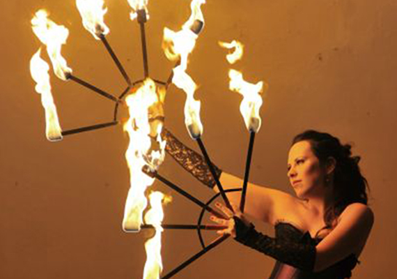 In eleganten Kostümen vereint dieses Programm tänzerische Grazie und akrobatische Feuerkunst. Mit diesem Auftritt wird jedem feierlichen Event, wie Hochzeiten und Geburtstage eine ganz besondere Erinnerung geschenkt.